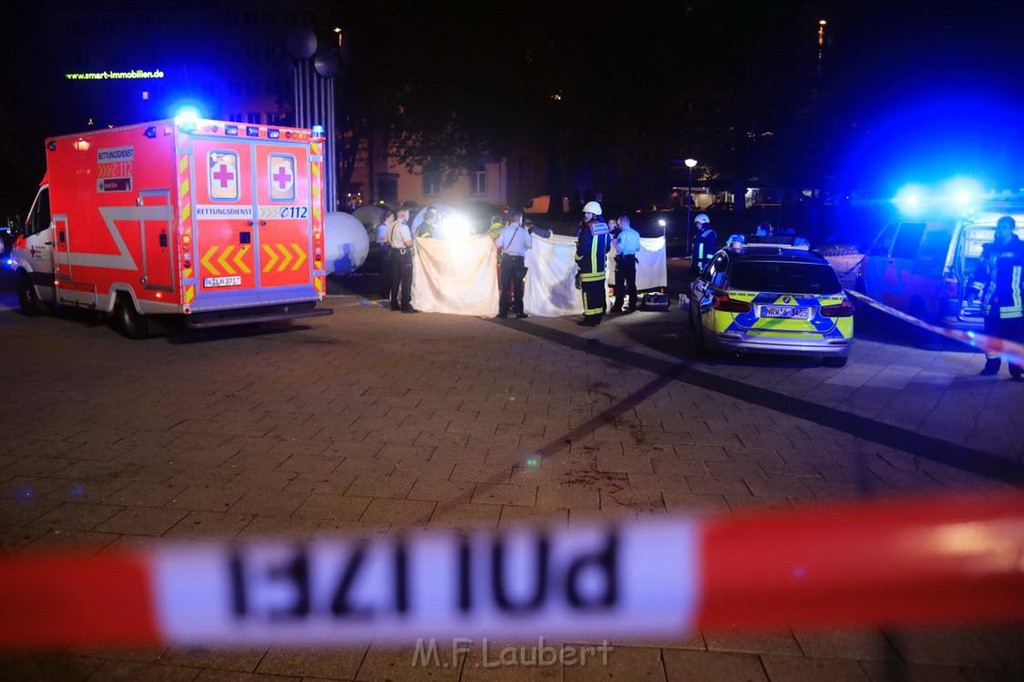 Einsatz BF Messerstecherei Koeln Neustadt Nord Eberplatz Platzmitte P007.jpg